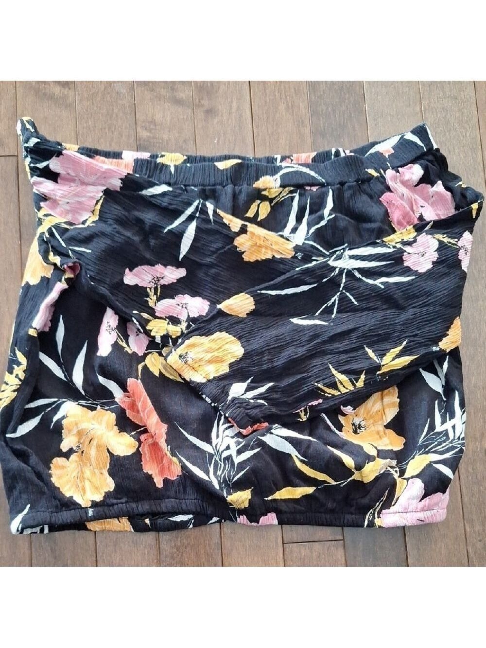 Guess Black Floral Crop Top Size Large - Picture 7 of 9